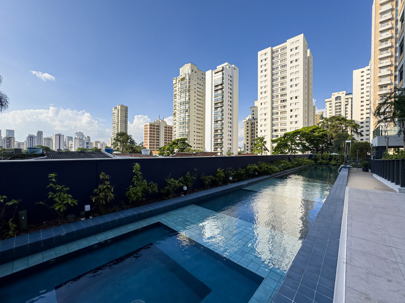 Ateliê 365 Brooklin, piscina externa, com a vista do bairro