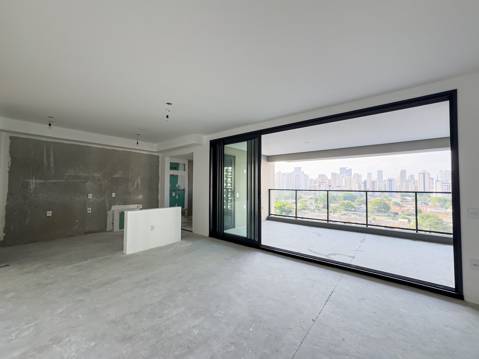 Ateliê 365 Brooklin, a porta de quatro folhas entre sala e terraço