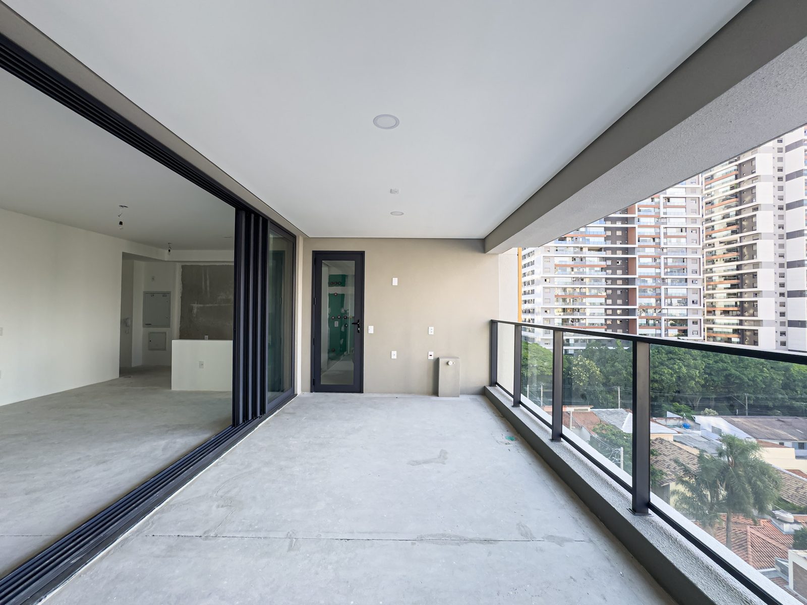 Terraço de uma unidade do Ateliê 365 Brooklin, com guarda-corpo em vidro